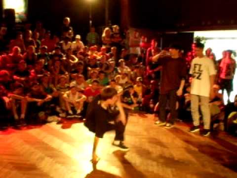 funk fanatics vs duzk (rugged solutions) & kiina (floorgangz) top 16 at OUTBREAK EUROPE 2010
