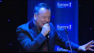Le groupe Simple Minds interprète &quot; Honest Town &quot; en live