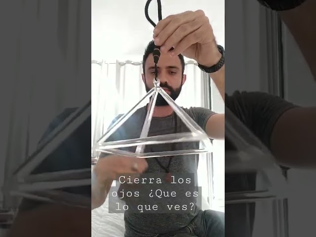 Vídeo relacionado con Pirámide de cristal de cuarzo transparente, generador de energía de pirámide de cristal 100% torre de curación de energía de pirámide de cuarzo de cristal natural Adorno de decoración del hogar
