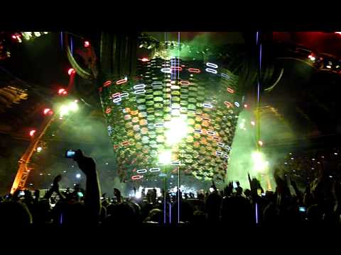 U2 - 8 October 2010, Rome: Miss Sarajevo (ending) + City of Blinding Lights