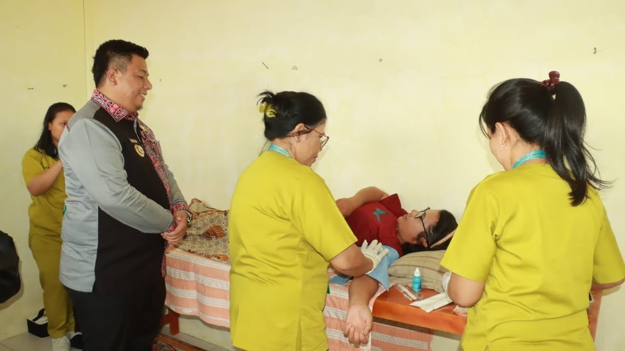 BUPATI SAMOSIR MELAYANI MASYARAKAT DESA SIDEAK KEC.PALIPI