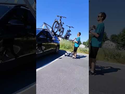 Dropracks elevating roof rack with Bike carriers from Thule and Küat.