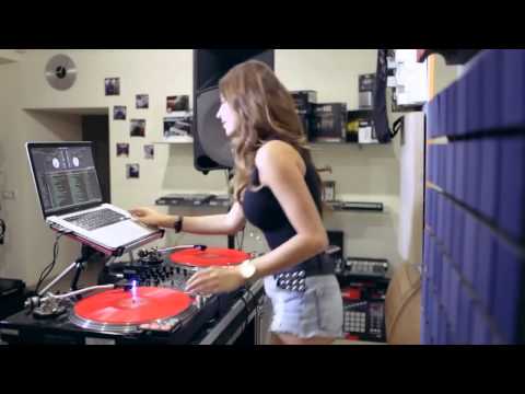 Juicy M showing how to mix without headphones on DVS