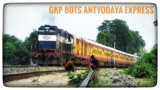 preview picture of video '22922 Gorakhpur Bandra Terminus AntyoDaya Express Skips Farrukhabad Junction|Indian Railways Journey'