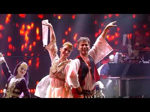 Kledi Kadiu dhe Anbeta Toromani për herë të parë kërcejnë një potpuri me valle popullore në #Fest61