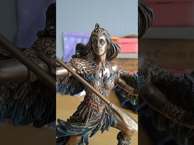 Vídeo relacionado con Nemesis Now Morrigan and Crow - Figura decorativa (bronce, 28 cm)