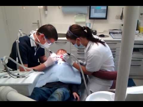 Mädchen bekommt Karies behandelt
