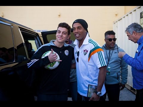FREESTYLE TRICKS WITH RONALDINHO!