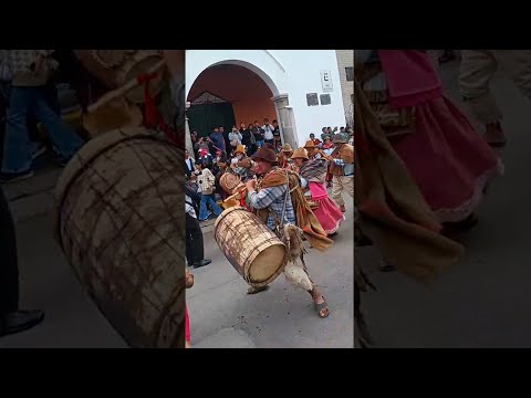 Los Abuelos de Quinua con LLUQI takiq 🎵 Carnaval ancestral de Ayacucho (Quechua, Español)