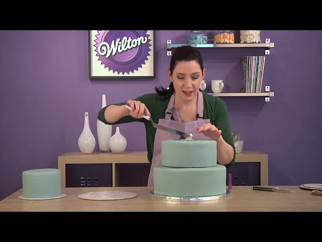 Vídeo relacionado con Wilton 307-859 - Soporte para Tartas, Metal Cromado, 3 Niveles