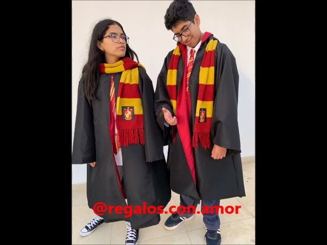 Vídeo relacionado con Funidelia Disfraz Oficial Harry Potter - Gryffindor para hombre y mujer, Incluye: Capa con capucha con parche impreso, Talla L - Traje para adultos para fiestas, Carnaval y Halloween