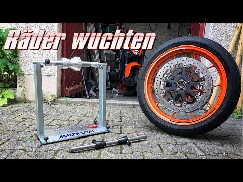 Motorrad Räder selbst wuchten mit Wuchtbock | KurvenradiusTV