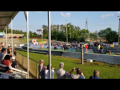 Two 1968 HEMI Barracudas scream down the track!