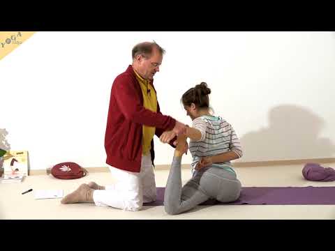 Taube Vorübung mit gefalteten Händen hinter dem Rücken - Yoga Asana Lexikon