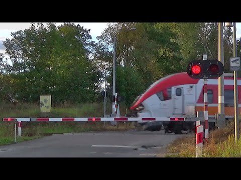 2 Pociągi na Przejeździe Kolejowym | ul. Witnicka, Kostrzyn nad Odrą | Polish railroad crossing