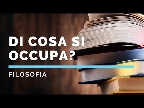 La faccia di decolorazione fa i bagagli da posti di pigmentary con un cetriolo In un sunbed con pigmentary nota su una faccia