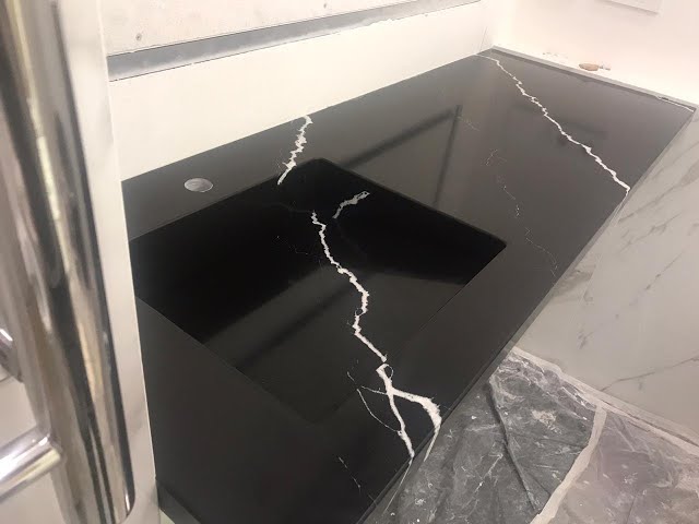 Прямая столешница и интегрированная раковина из кварцевого агломерата Vicostone Nero Marquina BQ8740