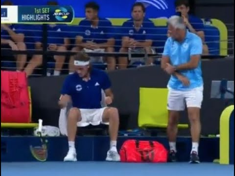 Tsitsipas infuriato colpisce con la racchetta il padre - coach: la follia del tennista greco