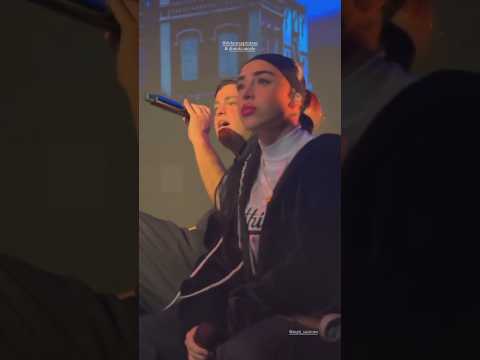 Nicki Nicole y Delaossa cantando Vulnerable por primera vez en vivo 🖤 #nickinicole #shorts #youtube