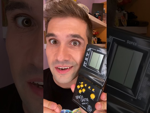 Vídeo relacionado con CZT Consola de Juegos de ladrillo Retro Retroiluminación Azul 23 Brick Juegos Tank War/Racing Auriculares Enchufables Puzzle Portable en Palma la Mano Juguetes para niños (Azul)