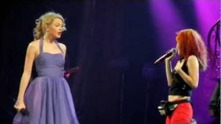 Taylor Swift and Hayley Williams of Paramore sing 