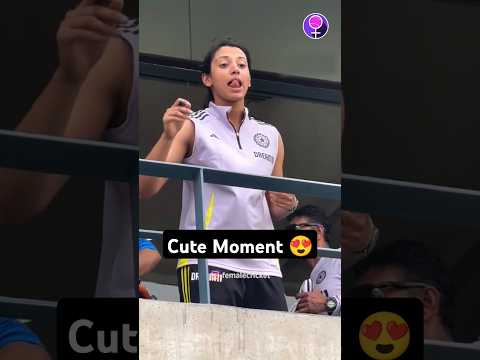 Smriti Mandhana signs a cap for a fan ❤️ #ytshorts