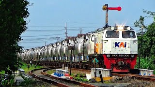 Download lagu SEPUR MINYAK.... || HUNTING KERETA API SORE DI STASIUN TANGGULANGIN mp3