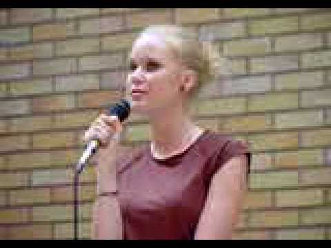 Sara Lahtinen laulaa gospelia