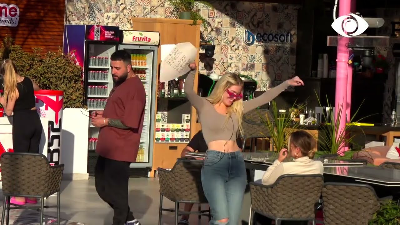 Lorenci dhe Keisi u këndojnë këngën e re banorëve