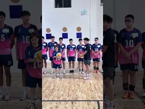 الفتاة عملت خطة مميزة علشان تدخل فريق كرة الطائرة و هي قصيرة !! #shorts