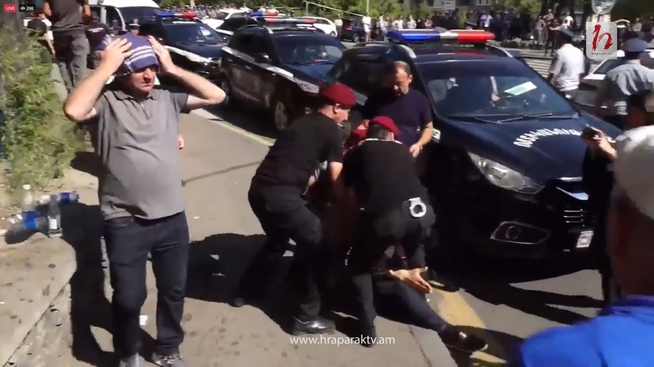 Լարված իրավիճակ Պռոշյան փողոցում. ոստիկանությունը բերման է ենթարկում ակցիայի մասինակիցներին