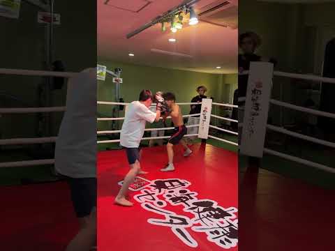 次期プロの方とスパーリングさせて頂きました👏フル動画あげようか迷ってるんですか需要ありますか？ぜひコメントで教えて頂きたいです🙇‍♀️ #格闘技