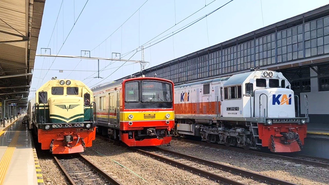LOKOMOTIF LIVERY VINTAGE JADUL ERA PJKA !! Kumpulan Kereta Api KRL di Stasiun Pasar Senen TERBARU !