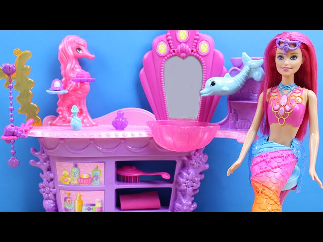 Vídeo relacionado con Barbie Muñecas de sirena con la característica de flores florecientes mágicas, colas con efecto degradado, accesorio de diadema de perlas y cabello largo rubio con mechas rosadas, JDM72