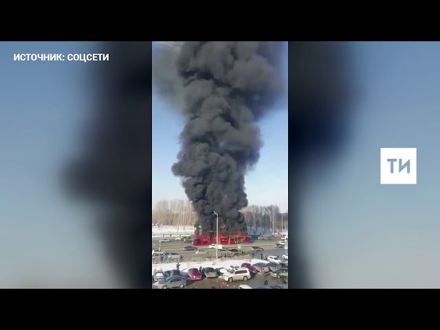 В Казани напротив парка Победы загорелся трамвай