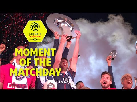 Paris receive their winners trophy at the Parc des Princes : Week 37 / 2017-18
