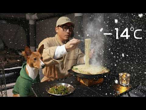 Una noche tranquila con mi perro en una carpa gigante en el bosque nevado. Acampando en la nieve.