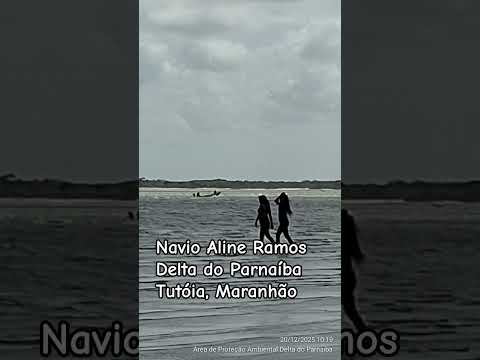 Navio Aline Ramos na Praia da Barra, Tutóia, Maranhão. Na maré baixa,  é possível acessar a pé.