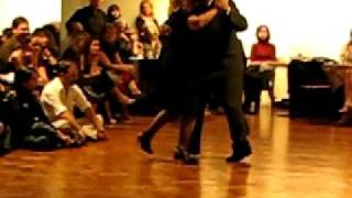 Carlos Pérez y Rosa Forte bailan Poema en Montevideo