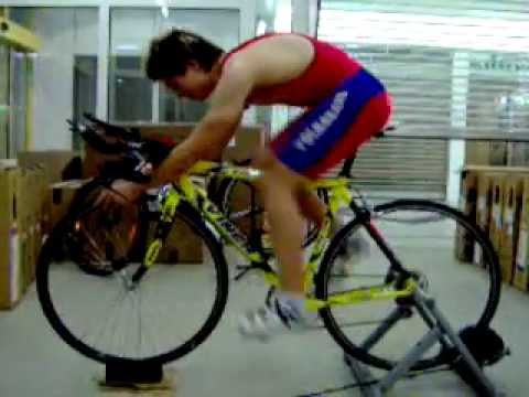 Im Windkanal mit einer Zeitfahrmaschine, nimmt die Aerodynamik keine Rücksicht auf die Sitzposition