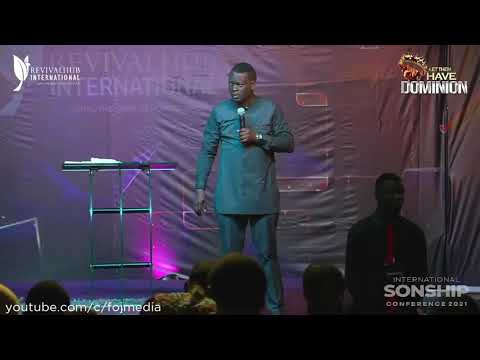Theophilus Sunday  Chants, Apostle Arome Osayi fall flat before the Lord (MUST WATCH)