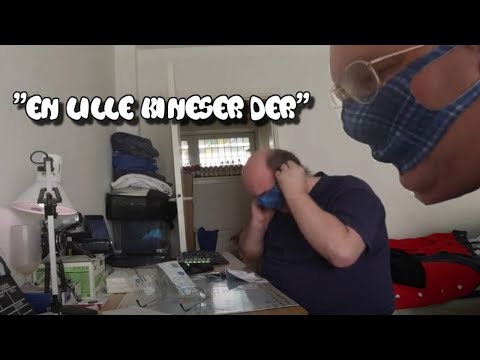 Mongo TV - John viser hvordan han bærer mundbind