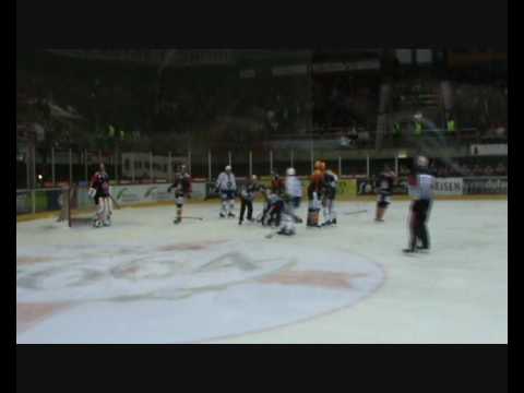 Gianluca Mona, gardien du LHC, se fait checker.wmv