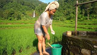 Download lagu Seorang wanita muda sedang mandi di kampung yang asri pemandangan hijau dan indah mp3