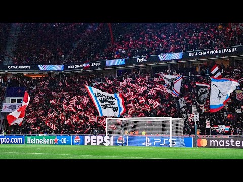 Sfeer en vlaggen bij opkomst PSV-Juventus : 20/02/2025 : 3-1