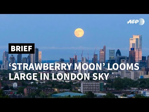A full 'Strawberry Moon' rises over the British capital | AFP