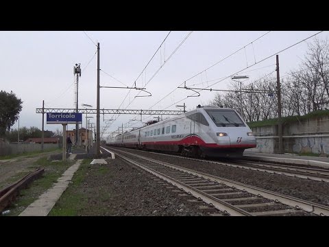 Treni in transito alla stazione di Torricola