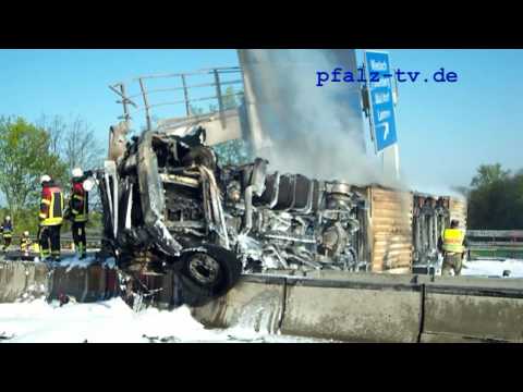 , title : 'Schwerer LKW Unfall auf der A 6 bei Wiesloch Rauenberg- LKW in Flammen - Heavy truck accidents'