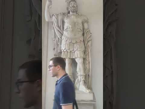 la misma estatua pero con un espontáneo