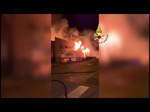 VIDEO - INCENDIO CAPANNONE A BUCINE